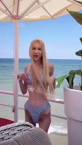 В Одессе местная жительница возмутилась блогерше-скелету, которая самодовольно расхаживала по пляжу ...