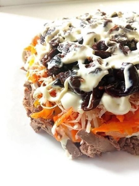 Салат «Вкусный».Ингредиенты:Куриная печень - 500 гр.Лук - 1 шт.Морковь - 1 шт.Сыр - 100гр.Чернослив ...
