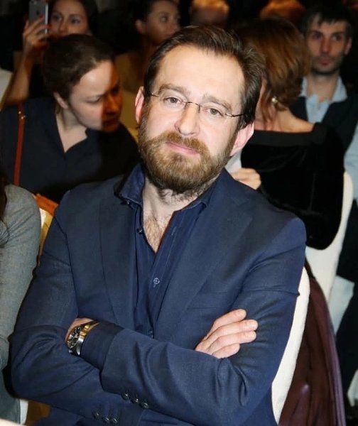 - А ведь влюбляются не в красоту… Влюбляются в смех, вечно вьющиеся волосы, ямочки на щеках, родинку ...