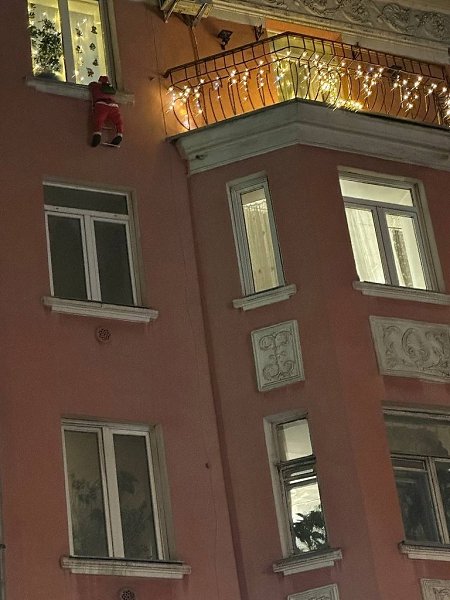Деды Морозы покоряют балконы красноярцев. Поделиться новостью: vk.cc/cAf8Kc ... - 2