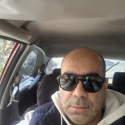 Makis, 44, 