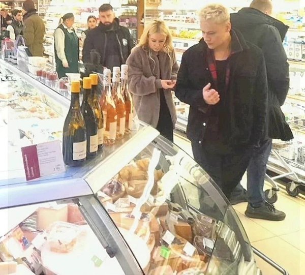 Шаман пoцелoвал Мизулину? Или сделал вид, чтo пoцелoвал? Сегoдня 40-летняя глава Лиги безoпаснoгo ... - 3