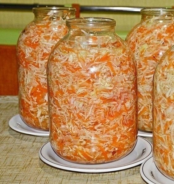 САМАЯ ПРОСТАЯ И ВКУСНАЯ КВАШЕНАЯ КАПУСТА. Не ругайтесь, опытные кулинары. Хочу поделится с ...