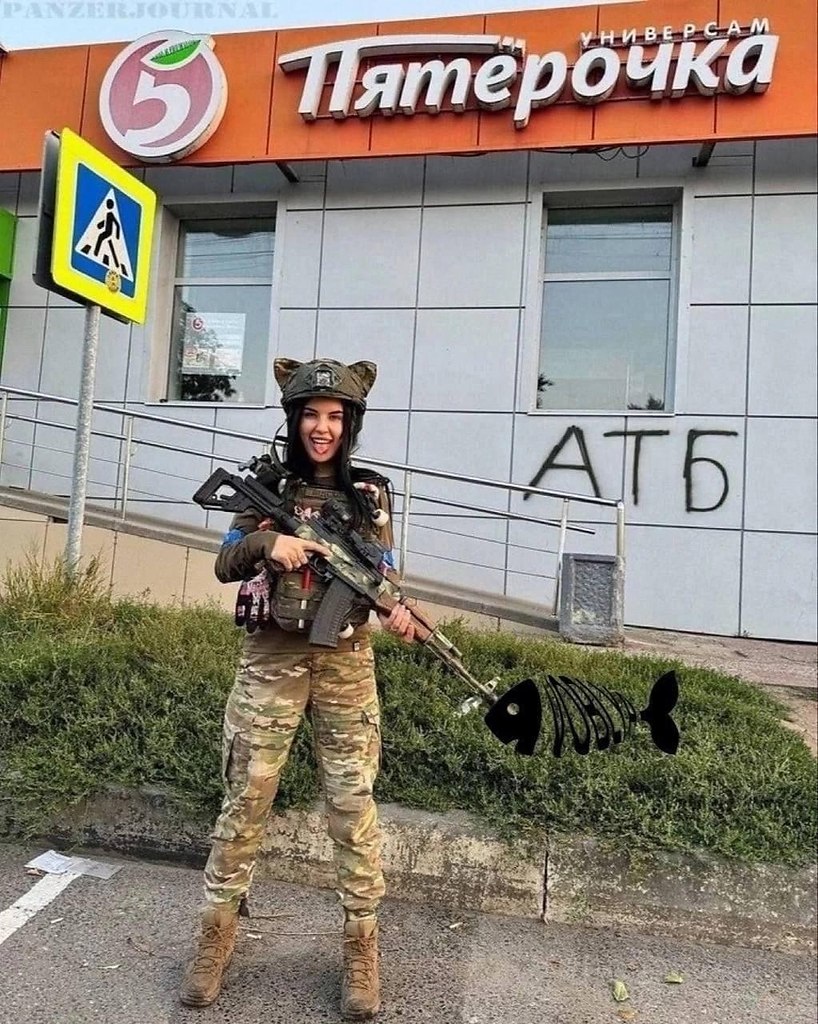 ФОТОГРАФИРОВАЛАСЬ В СУДЖЕ = попалась в плен.Тайм-коды полного видео:0:34 - Угрожает вырезать всех ...