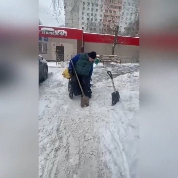 Инвалид из Москвы вынужден самостоятельно расчищать снег возле подъезда, чтобы проехать на своей ...