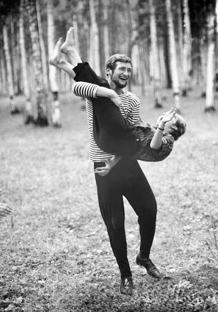 Старшая дочка пишет: «Смотри, что я нашла!». И присылает черно-белую фотографию. На ней ее мама, ...