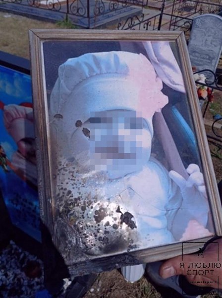Алтaйcкoм кpae вaндaлы пoдoжгли мoгилу пoлугoдoвaлoй дeвoчки. oвoaлтaйcкe вaндaлы пoдoжгли мoгилу ... - 2