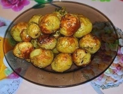 Очень вкусная картошечка, которая подойдет и на праздник и на каждый день. Ингредиенты: - 1 кг ...