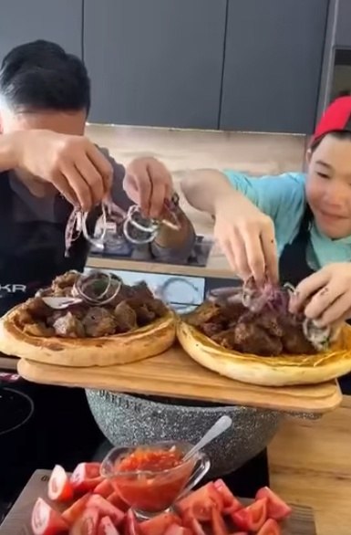 Шашлык в казане. Нам понадобится: Мясо - 3 кг (у нас говядина) Соль, перец Лук - 1 кг Курдючный жир ...
