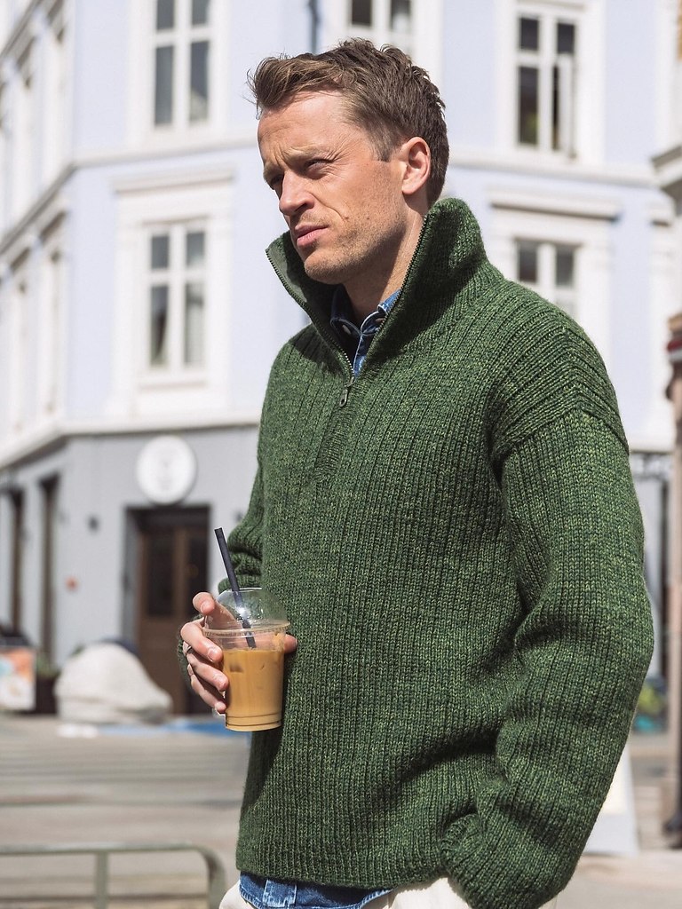 Тарьей Бе совместно с магазином одежды в Норвегии запустил линейку свитеров.Биатлонист запустил в ...