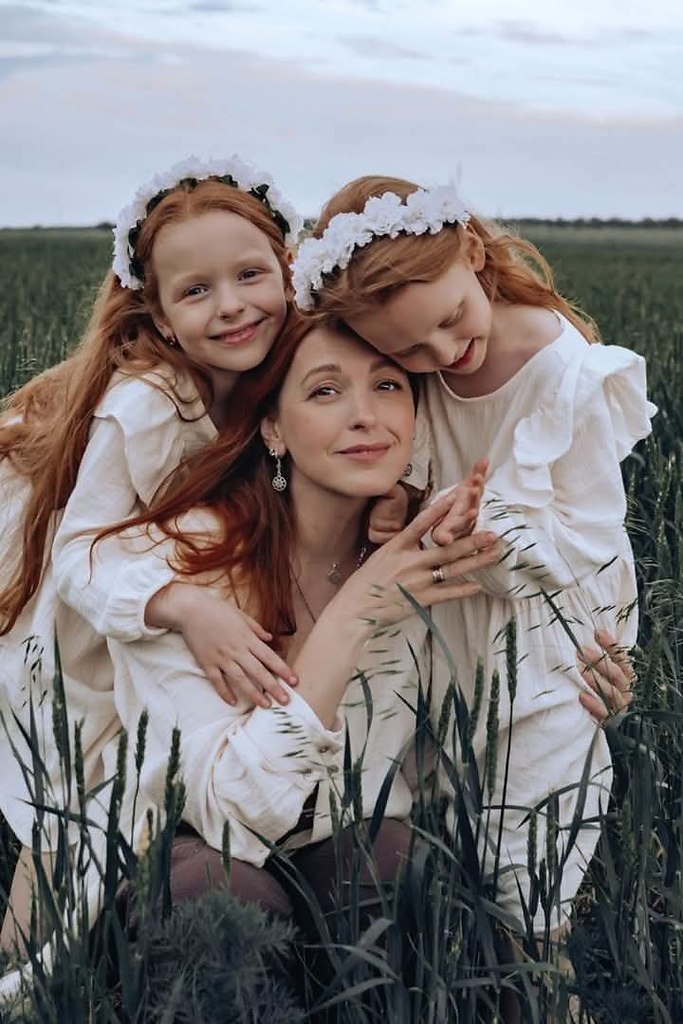 Женьку, такую скромную, внешне неброскую, подруги считают везучей, но дурой. Как такое сочетаться ...