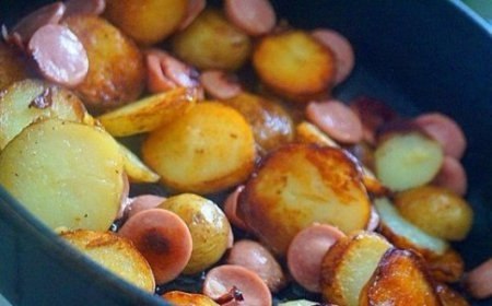 Молодой картофель жаренный в мундире с сосисками .Ингредиенты -молодой картофель- 700 гр. -сосиски- ...