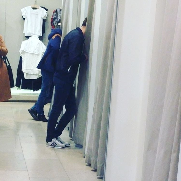 В Москве мужчина напал на жену в примерочной — всё началось с переписки, которую он увидел в ...