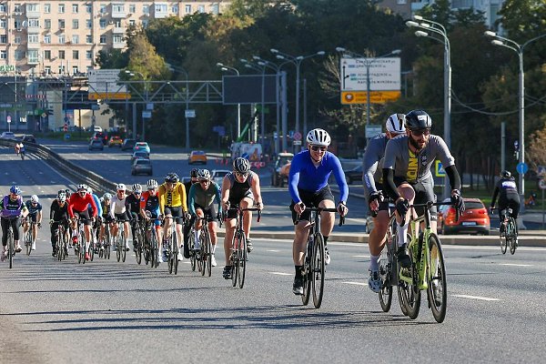 В Москве провели массовую любительскую велогонку.В ней участвовали более 1500 человек. Соревнование ... - 2