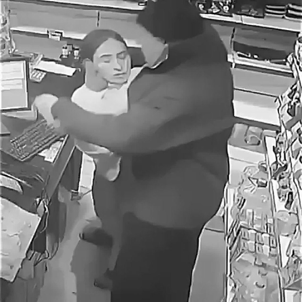 Продавщица попала в больницу после замечания покупателю.Продавщица, занимавшаяся выкладкой товара, ...