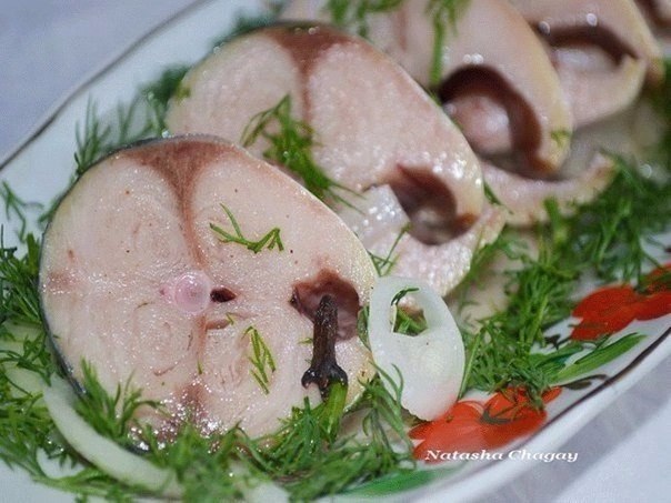 В таком маринаде скумбрия не уступает по вкусу красной рыбе . Ингредиенты: - Скумбрия (замороженная, ...