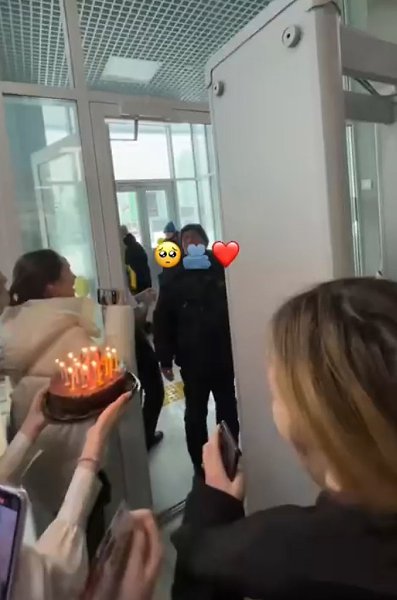Ученики поздравили своего охранника с днём рождения. Видео завирусилось в сети. - 2
