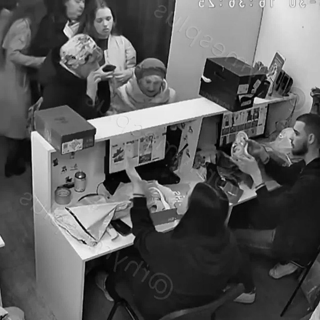 «Я на грани!» — в пункте выдачи заказов спор о грязной обуви довёл клиентку до истерики.В пункте ...