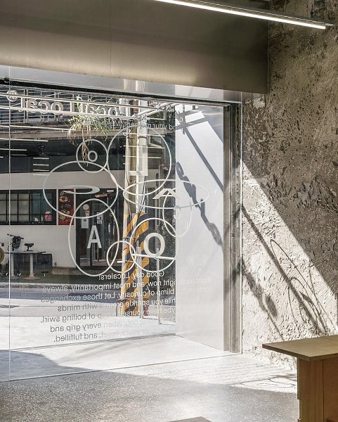 Айдентика кофейни LocalLocal в Новом Тайбэе.В кофейне нет персонала — она управляется дистанционно. ... - 3