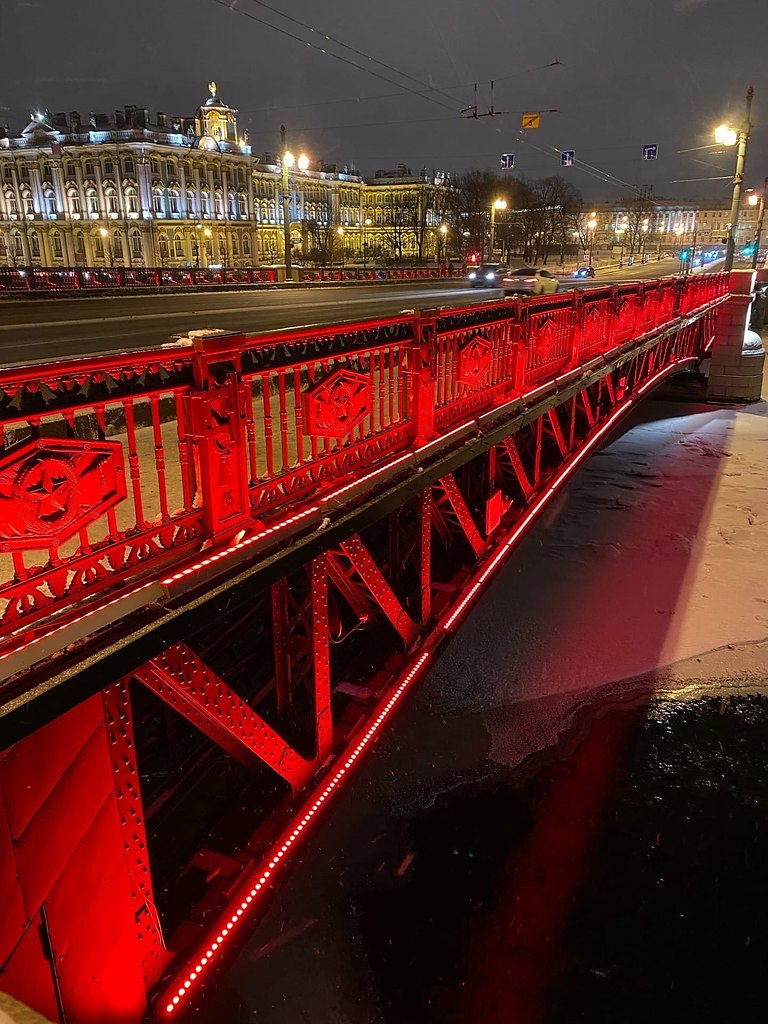 Дворцовый мост в санкт петербурге сегодня. Дворцовый мост. Дворцовый мост Питер. Красный мост в Санкт-Петербурге. Дворцовый мост подсветка.