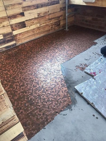Владельцы барбершопа застелили пол деньгами.На необычное оформление ушло 70 тысяч монет на общую ... - 3