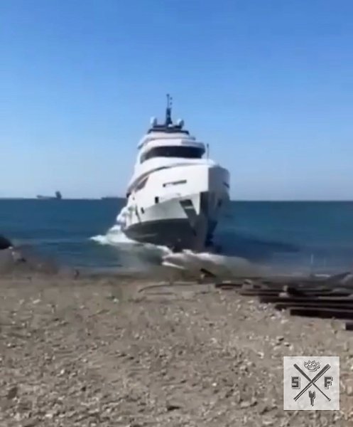 В Турции роскошная яхта затонула через 15 минут после спуска на воду, несмотря на то что её владелец ... - 2