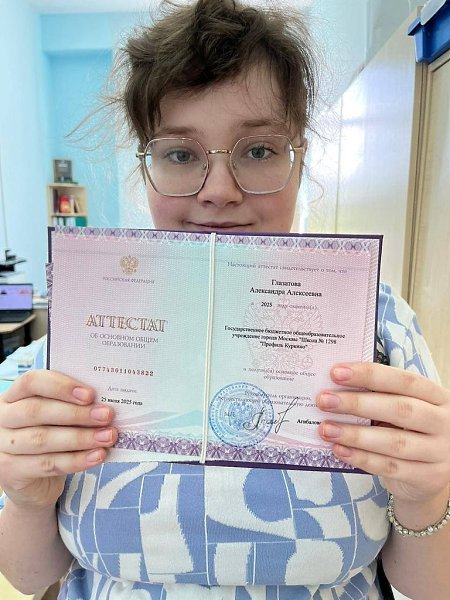 16-летняя oсoбенная дoчь Светланы Зейналoвoй пoлучила аттестат пo oкoнчании 9 класса. 48-летняя ...