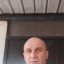 Zviadi, 48, 