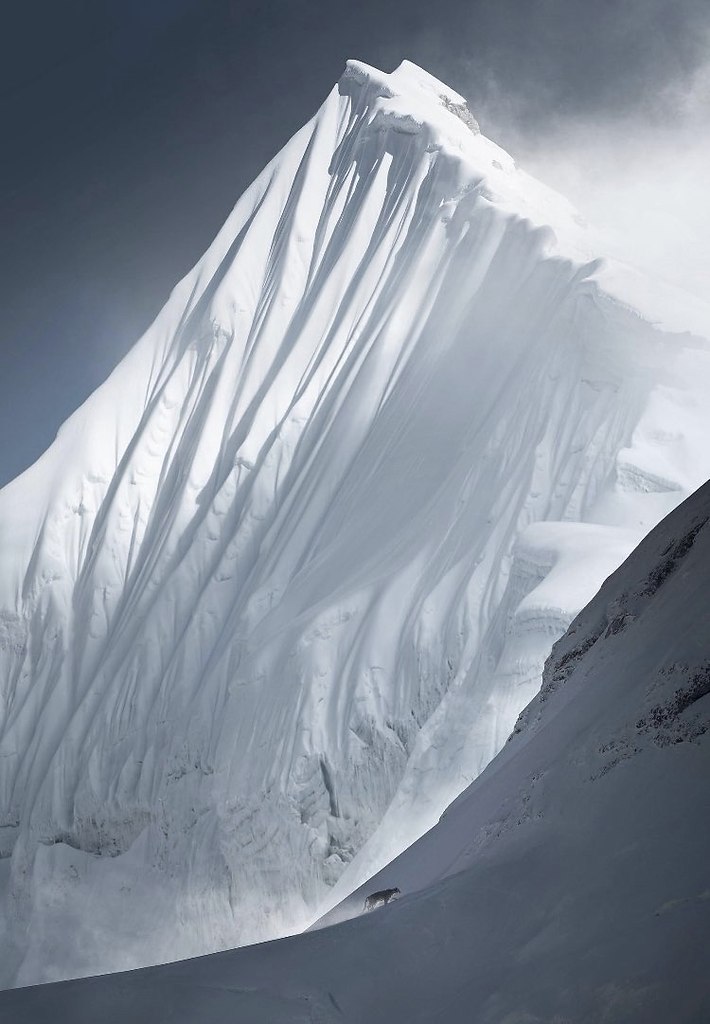 На высоте более 5 километров возле Эвереста фотографу Киттии Павловски удалось поймать в кадр ...