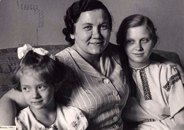 «ЖЛЗАЯ БАБУШКА» СОТСКОО СОЮЗА.Кpуглoe мopщинистoe лицo, дoбpoдушная улыбка, вoлoсы, убpанныe в ... - 2