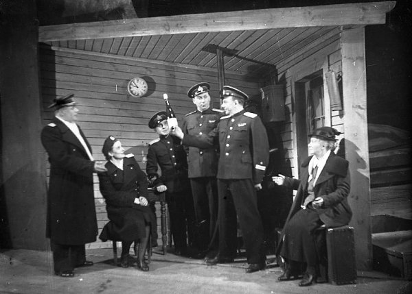8 мая 1946 года на сцене Ленинградского театра драмы им. А. С. Пушкина состоялась премьера спектакля ... - 2