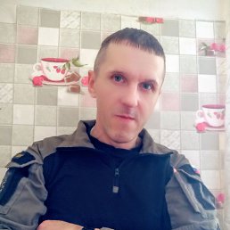 Олег, 45, Псков