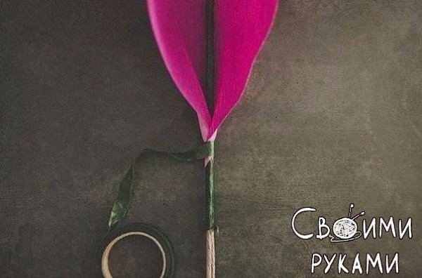 Роза из цветной гофробумаги для фотосессии - 6