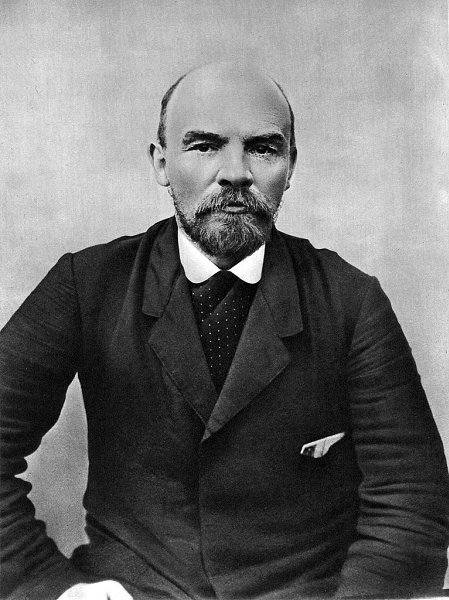 Капиталисты и землевладельцы устраивают общерусские съезды, на которых обсуждают свои дела, ...