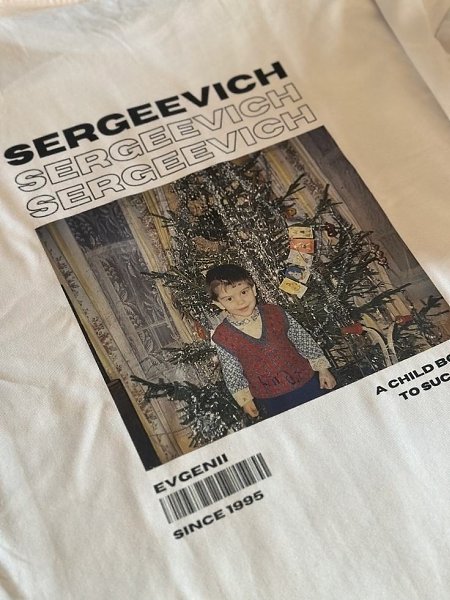 Когда он увидел эту футболку, просто засмеялся: «Я же тогда даже без передних зубов был!» Смешное, ... - 3