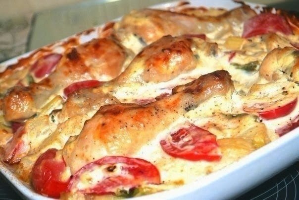 Курица с овощами в сметанном соусе.Ингредиенты:куриные голени 5-6 шт.кабачок 500 гстручковая фасоль ...