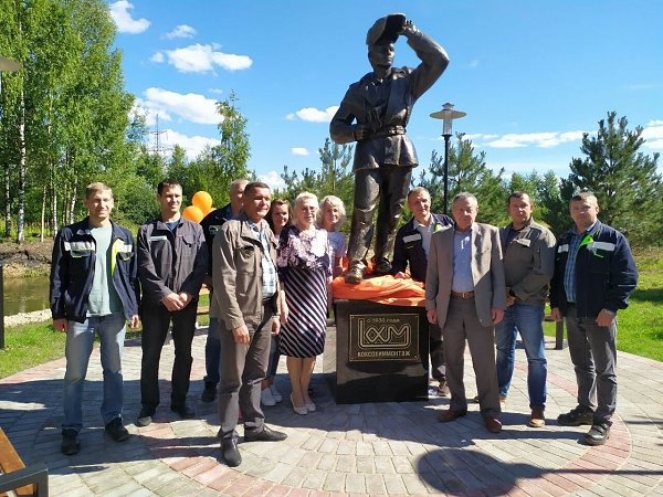 Первый в России памятник коксохиммонтажнику в Череповце.Памятник коксохиммонтажнику открыт на ...