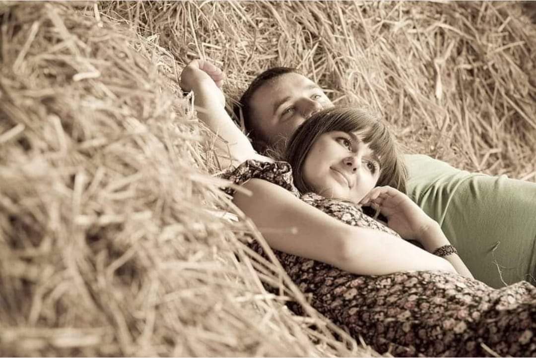 Деревенский отношение. Мужчина и женщина в деревне. Влюбленные на сеновале. Лежат на сеновале. Двое на сеновале.
