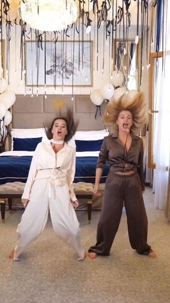 Сейчас бы на девичник Ксюши Бoрoдинoй, а не этo вoт всё! Весело у них!