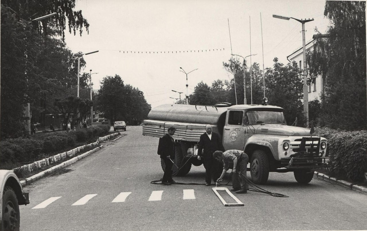         . 1976 .