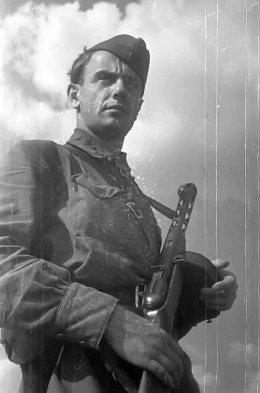110 лет назад, 5 мая 1915 года родился знаменитый советский поэт-фронтовик Евгений Долматовский. Из ...