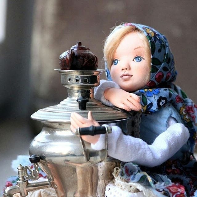 Ах, кабы я ведала, где упаду, Ногой бы туда не ступила, Другой стороной обошла бы беду, Соломки туда ...