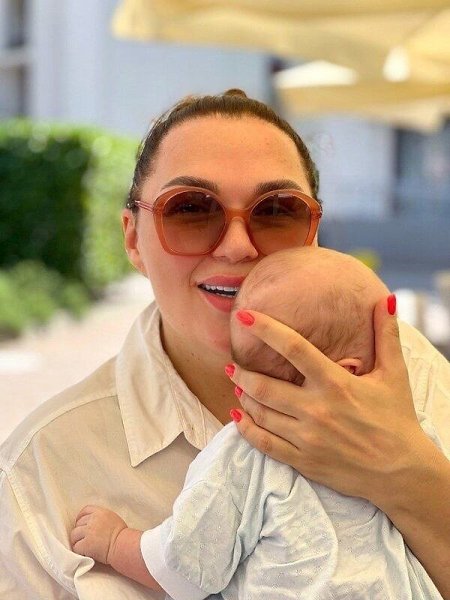 Надежда Ангарская крестила сына и впервые показала его лицо.40-летняя звезда шоу