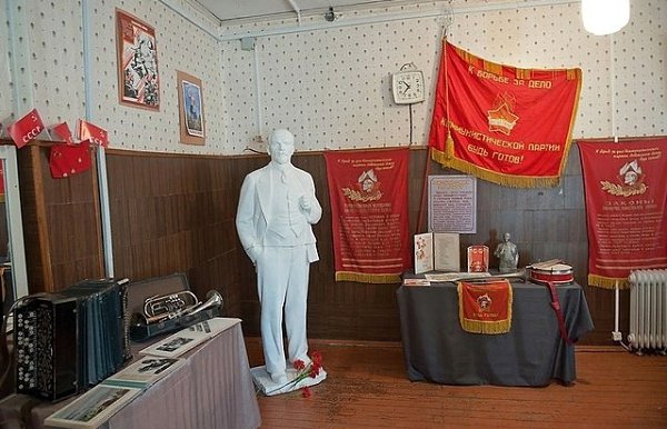 Ленинская комната — помещение в казармах воинских частей, в школах, пионерских лагерях, на ...