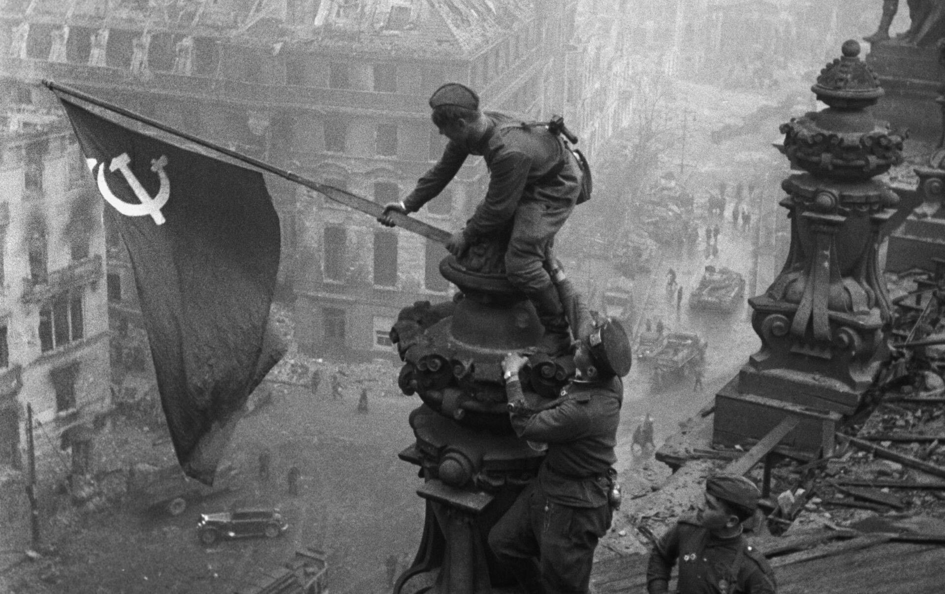 80 лет назад, 30 апреля 1945 года советские воины водрузили Знамя Победы над горящим рейхстагом в ...