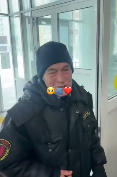 Ученики поздравили своего охранника с днём рождения. Видео завирусилось в сети.