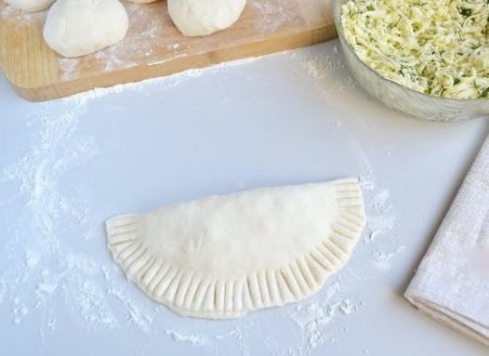 Вкусные кутабы с сыром и зеленью .Ингредиенты -Сметана 15% — 450 гр. -Мука — 300 гр. -Растительное ... - 4