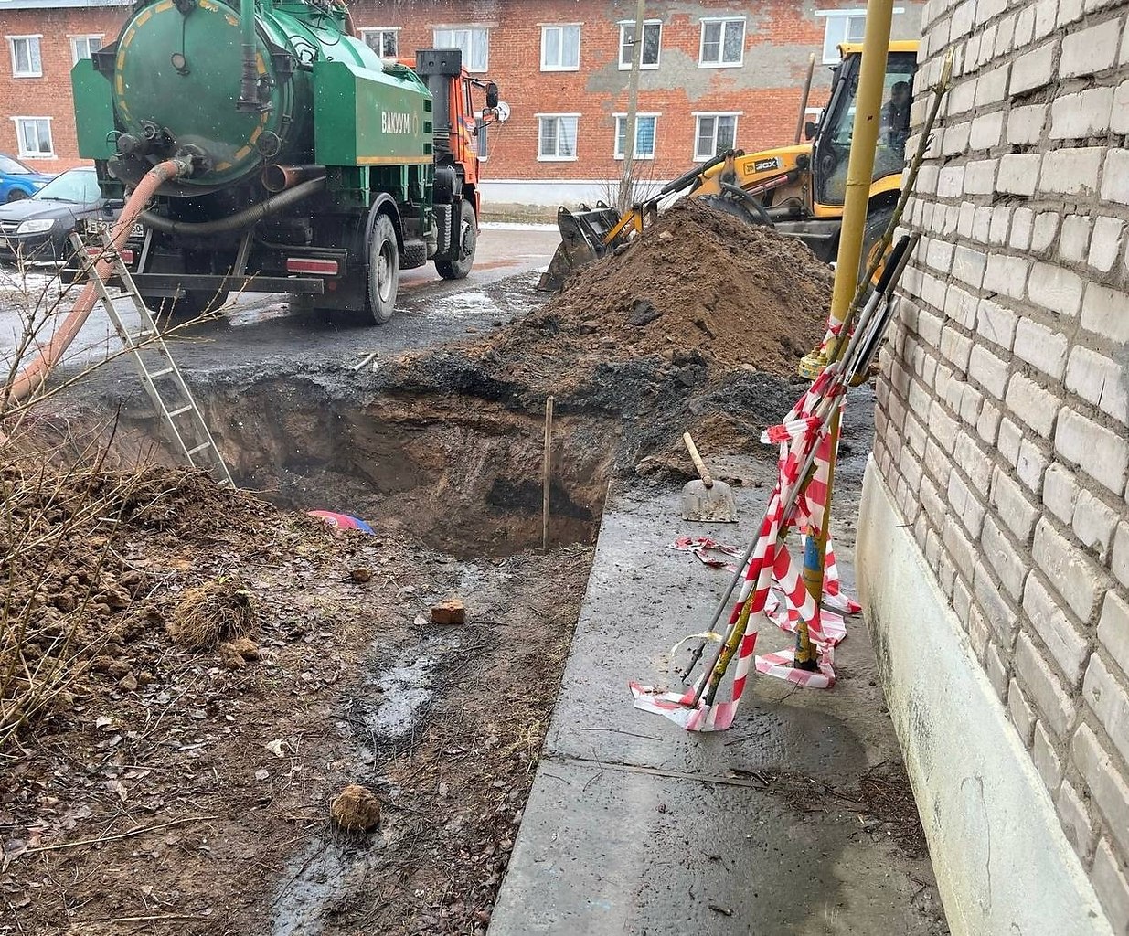 В Подмосковье 8-летняя девочка упала в яму с горячей водой. Это произошло в деревне Зарудня, ...