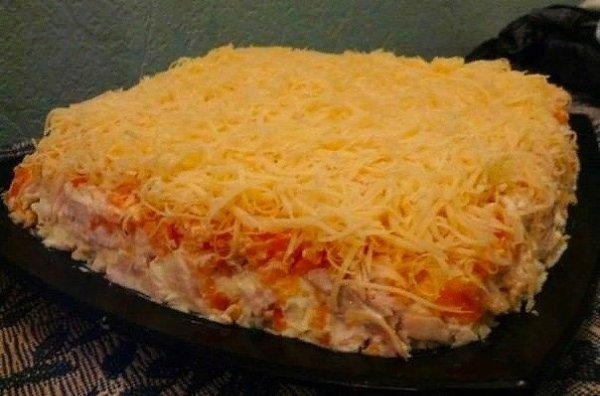 ВКУСНЫЙ САЛАТ С КОПЧЕНОЙ ГРУДКОЙ.Ингредиенты:4-5 небольших картофелин5 яиц1 копчёная грудка2-3 ...