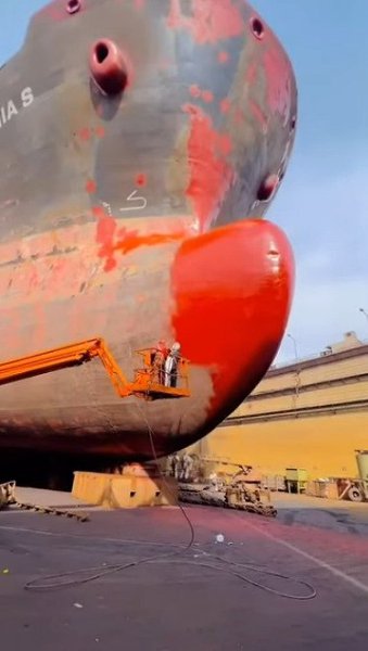 Чистка и покраска огромного корабля. Выглядит залипательно